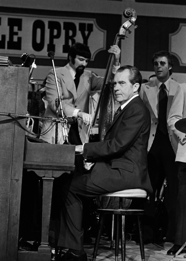 02-006_Richard-Nixon-Piano